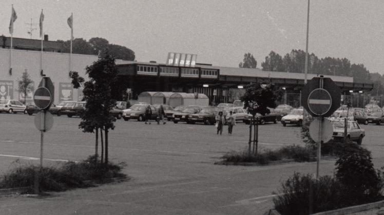 Noch war hier „Plaza“ ansässig, und der angrenzende große Möbelmarkt von Helmut Lange (ab 1994 Zurbrüggen) sollte in den kommenden Jahren gebaut werden: das Einkaufszentrum in Hasport im Oktober 1989.