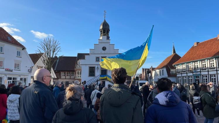 Mit der ukrainischen Flagge bekunden die Teilnehmer der Kundgebung auf dem Lingener Marktplatz ihre Solidarität mit der Ukraine.