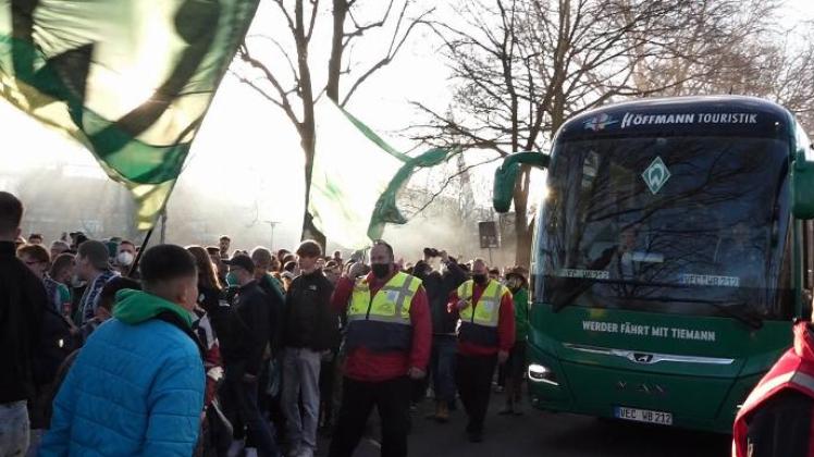 Über 1500 Anhänger des SV Werder Bremen haben ihr Team am Osterdeich zum Nordderby beim HSV verabschiedet.