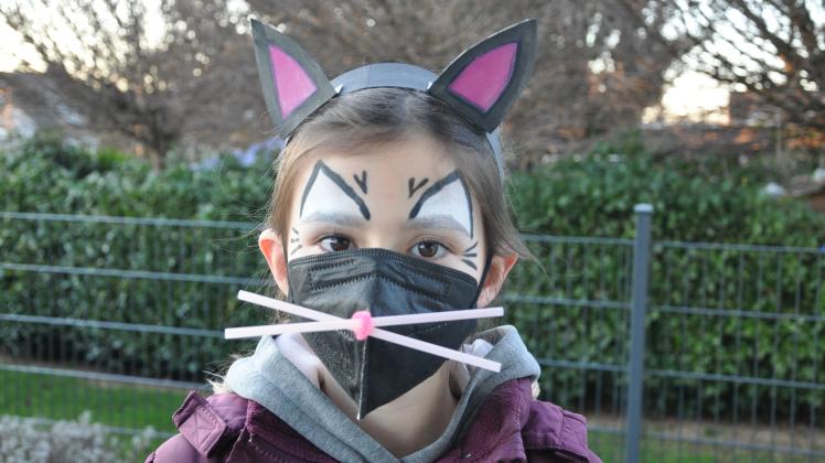 Miau! Bastle dein eigenes Katzen-Karnevals-Kostüm.