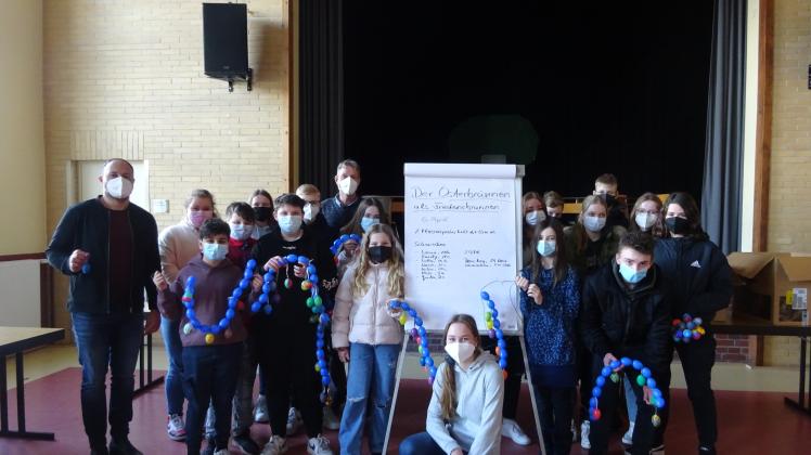 Die Klassen- und Schülersprecher der Bödiker Oberschule überlegten am Freitag mit Schulleiter Michael Gilbers und Schulsozialarbeiter Christoph Heming, wie sie angesichts des Krieges in der Ukraine in diesem Jahr den Osterbrunnen vor dem Krankenhaus gestalten können.