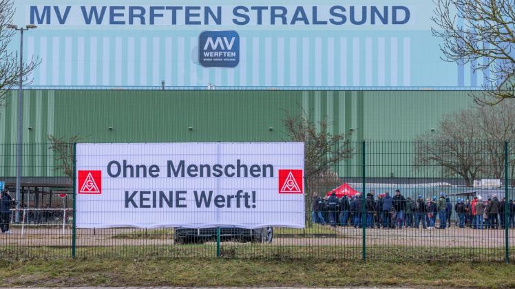 Schiffbauer protestieren vor insolventer MV-Werft