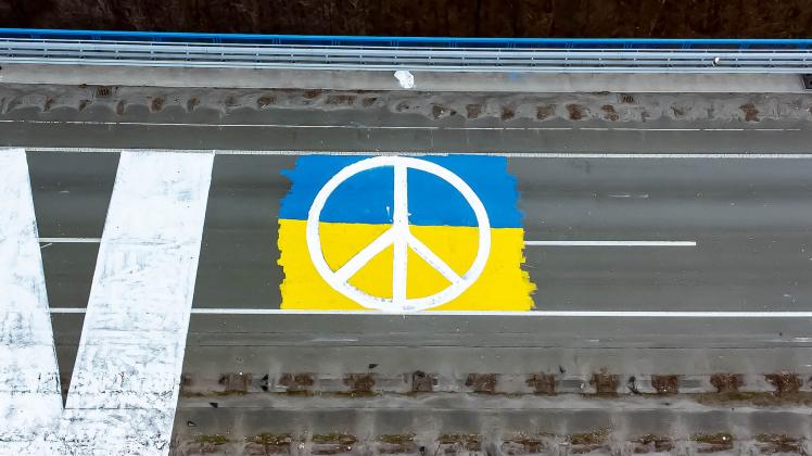 Ukraine-Konflikt - Friedensbotschaft auf A45-Brücke