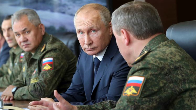 In russischen Staatsmedien wurden Russland und Wladimir Putin (M.) bereits als Sieger im Ukraine-Krieg verkündet.