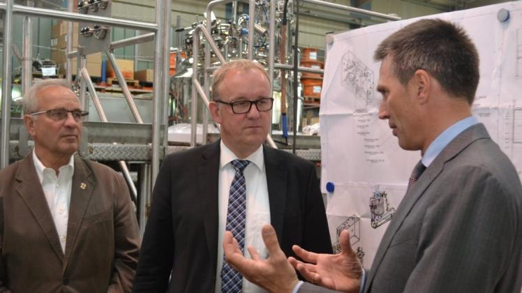 Becomix-Geschäftsführer Stephan Berents (r.) führt die CDU-Politiker Frank Schröder (l.) und Volker Meyer durch den Produktionsbereich seiner Firma. 