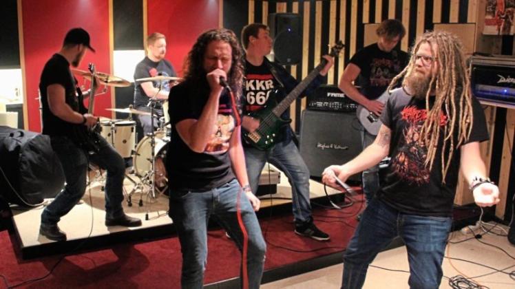 Die Musiker der Death-Metal-Band „Home Reared Meat“ proben in einem selbst ausgebauten Raum. 
