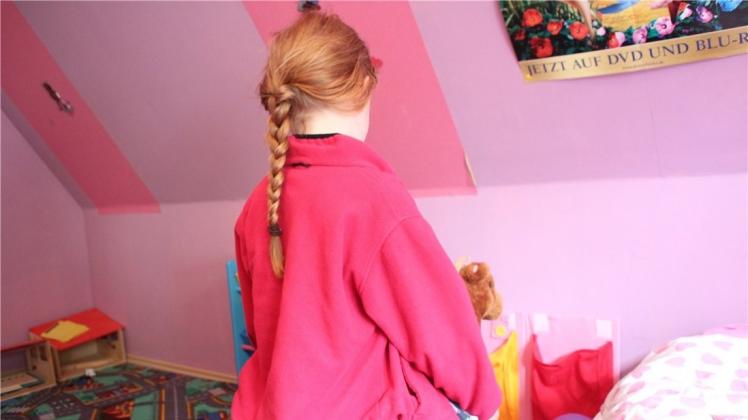 Sophias Lieblingsfarbe ist pink. Erst als die Eltern die frühere gelbe Farbe über gestrichen haben, ist Sophia in ihr Zimmer zurückgekehrt. 