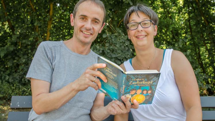 Zwei auf einer Mission: Verlagschefin Eva Pfitzner begleitet Stefan Gemmel bei seinem Rekordversuch.