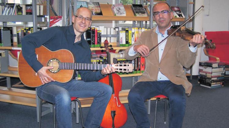 Immer auf der Suche nach einem besonderen Projekt: Bibliotheksleiter Jens A. Geisler (links) und Musikschulleiter Alireza Zare laden zum Musizieren in die Stadtbibliothek ein.