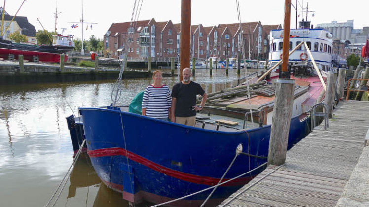 Sind stolz auf ihr Plattbodenschiff: Conny und Wolfgang Loy an Bord im Husumer Hafen.