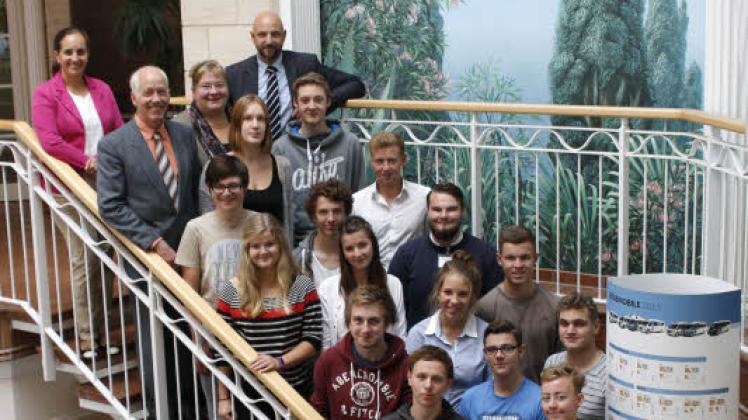 Gruppenbild der Schülergruppe mit den Wirtschaftsförderern im Fockbeker Hobby-Wohnwagenwerk.