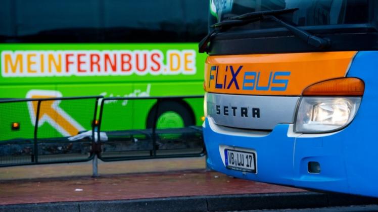 Sie kommen über die Autobahn, holen ihre Passagiere ab und setzen ihre Fahrt über die Autobahn fort. Fernbusse steuern jeden Tag Osnabrück an. 