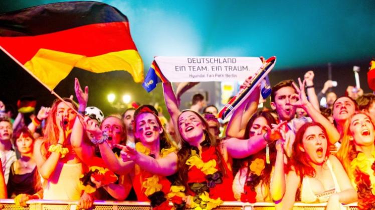 Public Viewing: Deutschland-Fans jubeln in Berlin beim „Public Viewing“ am Brandenburger Tor. 
