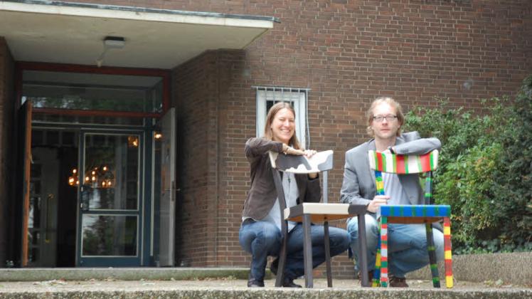 Offene Türen: Katharina und Stephan Reinke erhoffen sich vom Verkauf bemalter Stühle Geld für den Umbau der Kirche.