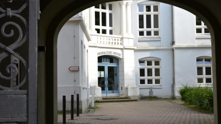 Das ehemalige Physikalische Institut wird zur Notunterkunft für Flüchtlinge, die in Deutschland Asyl beantragen wollen. Das ehemalige Physikalische Institut wird zur Notunterkunft für Flüchtlinge, die in Deutschland Asyl beantragen wollen.