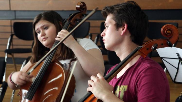 Hingabe ans Cello und die Musik: Geschwister Sophie und Leonard Rees bei einer Orchesterprobe. 