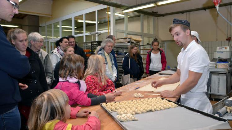 In der Backstube zeigt Felix Klecker den neugierigen Besuchern das Zubereiten von Croissants aus Hefe-Blätterteig. 