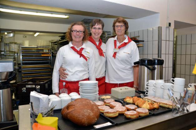 Susanne Tiebor, Katrin Iffert und Claudia Edert (v.l.) bieten leckere Köstlichkeiten an.