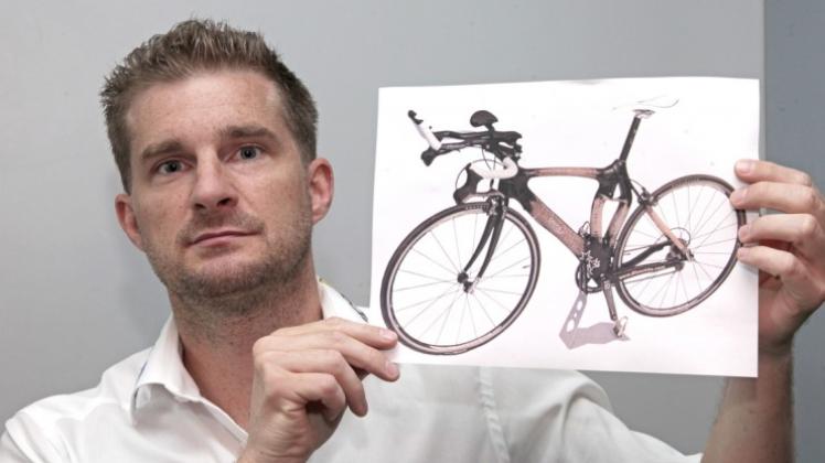 Firmenchef Nicolas Meyer zeigt ein Foto seiner ersten großen Erfindung: ein Rennrad aus Hanf und Bambus. Der Materialwert beläuft sich auf ungefähr 10000 Euro. Doch der ideelle Verlust ist kaum zu beziffern. 