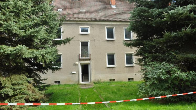 Äußerlich ist von dem Brand im Dachstuhl nichts zu sehen. Sechs Wohnungen sollen für Flüchtlinge hergerichtet werden. Äußerlich ist von dem Brand im Dachstuhl nichts zu sehen. Sechs Wohnungen sollen für Flüchtlinge hergerichtet werden.