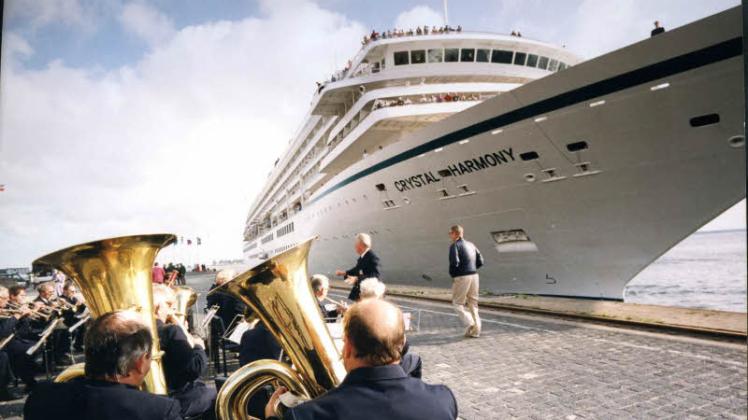 Das Blasorchester der Hansestadt begrüßt im Juni 1993 im Seehafen die ersten großen Kreuzliner – hier die 48 629 BRZ große „Crystal Harmony“ mit Touristen aus den USA. Das Blasorchester der Hansestadt begrüßt im Juni 1993 im Seehafen die ersten großen Kreuzliner – hier die 48 629 BRZ große „Crystal Harmony“ mit Touristen aus den USA.