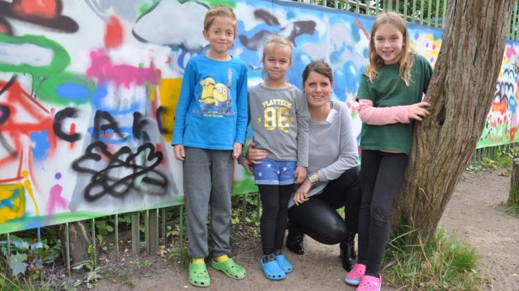Bei einem Schulprojekt entstand im letzten Jahr eine symbolische Nachbildung der Berliner Mauer. Til Kerwien, Charlotte Zwierz, Lehrerin Larissa Ritter und Hannah Ley zeigen sie den Besuchern.
