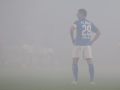 Tobias Jänicke steht umhüllt von Nebel- und Rauchschwaden auf dem Spielfeld.