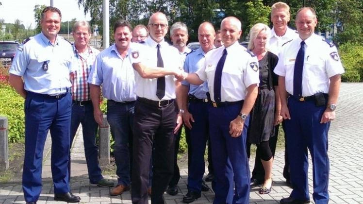 Roland Groen, Vertreter der Politie Twente und bisheriger Vorsitzender der Lenkungsgruppe des GPT (vorn rechts) übergab zum 1. Juli die Verantwortung an Klaus Albers (vorn links) als niedersächsischem Vertreter der Polizeidirektion Osnabrück. 