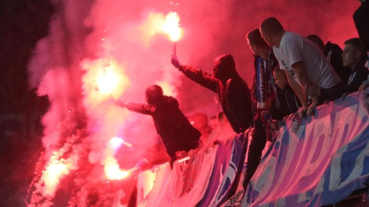 Tatort Südtribüne: Rostocker Fans zünden Bengalos, das Spiel endet im Chaos – trotz verschärfter Sicherheitsmaßnahmen.