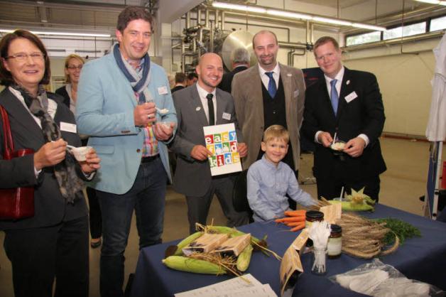 Ihr „Easy Food 4 Kids“ servierten (von rechts) Daniel Kaisen, Christian Wondrack und Lukas Wilczynski Jens Roeder (Symrise AG) und Dr. Sigrid Hoheisel (Rickmer Reismühle) – und Sohn Constantin.