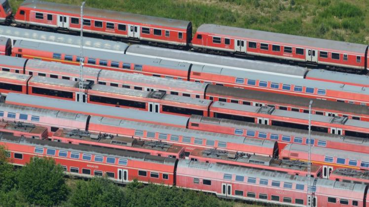 Auf dem Bahngelände Sassnitz-Mukran auf der Insel Rügen stehen Regionalexpress-Bahnwaggons der Deutschen Bahn (DB) auf einem Abstellgleis.