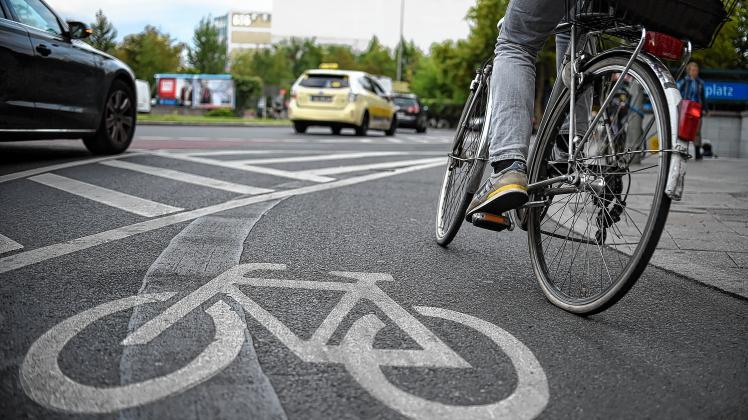 Radfahrstreifen auf Straßen: Autofahrer fühlen sich ihres Platzes beraubt, Kritiker prophezeien hohe Unfallzahlen.
