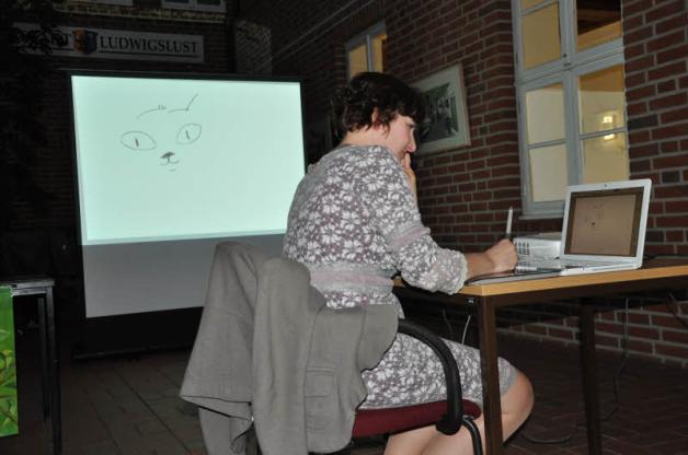 Lee D. Böhm zeichnete, passend zu den Textpassagen, die Bilder auf ihren Laptop, die dann auf der Leinwand zu sehen waren.