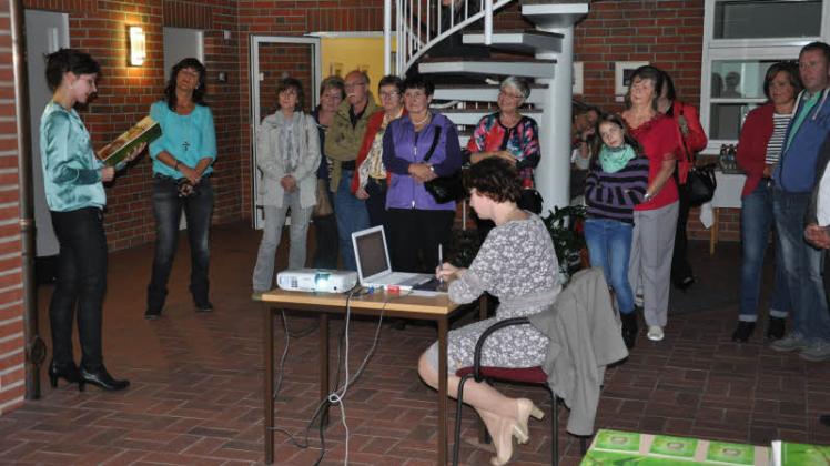 Gespannt lauschten die Zuhörer im Rathaus der von Andrea Böhm (l.) vorgetragenen Geschichte vom kleinen Spatzen. Fotos: muen