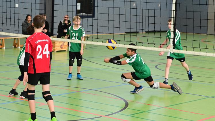 Überzeugten mit großem Kampfgeist: die U14-Volleyballer der VG Delmenhorst-Stenum (grüne Trikots). 