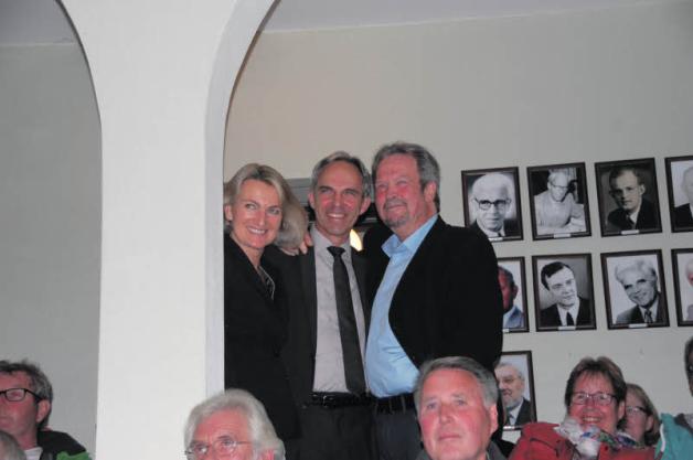 Freude im Sitzungssaal: Bürgermeister Heiko Traulsen (Mitte) mit seiner Ehefrau Karin und dem früheren Kappelner Polizeichef Hubert von Rymon-Lipinski. 