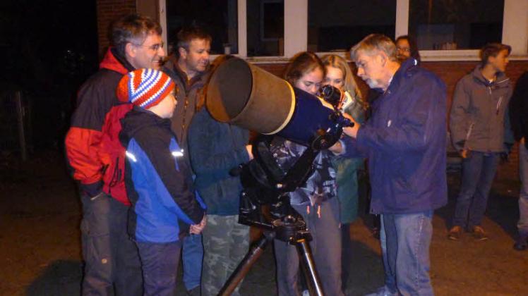 Physiklehrer Bernd Huhn (rechts) erklärte den Kant-Schülern, wie man das Spiegelteleskop einstellt.