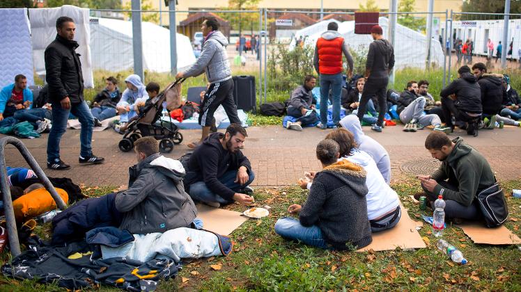 Statt im leeren Baumarkt schlafen die Flüchtlinge in Hamburg auf der Straße.