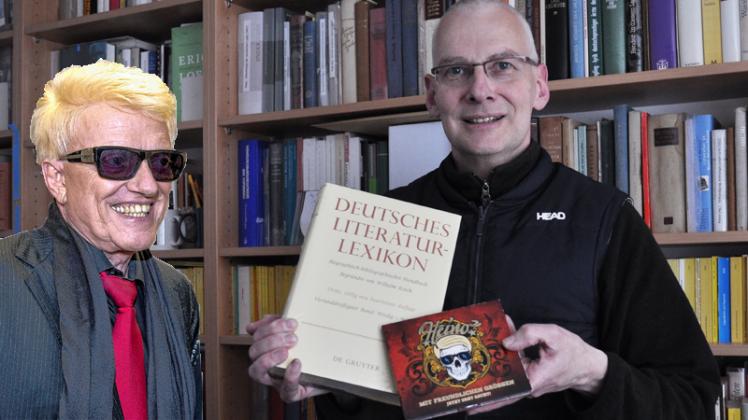 Aus alt mach neu: Ein gängiges Mittel in Literatur und Musik, wie Prof. Lutz Hagestedt (r.)erklärt. Seine Studenten sollen das am Beispiel Heino nachvollziehen. Aus alt mach neu: Ein gängiges Mittel in Literatur und Musik, wie Prof. Lutz Hagestedt (r.)erklärt. Seine Studenten sollen das am Beispiel Heino nachvollziehen.