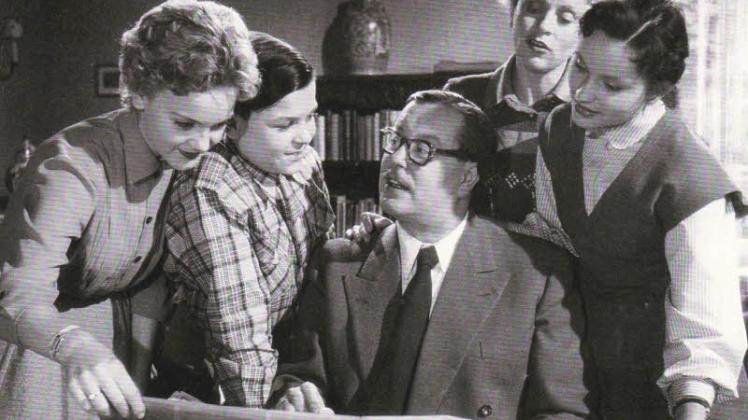 Anno 1953: In der Ehekomödie „Vergiss die Liebe nicht“ steht Paul Dahlke als mehrfacher Familienvater im Zentrum der Handlung. An seiner Seite (rechts außen) spielt die junge Lis Verhoeven, Tochter von Regisseur Paul Verhoeven.  