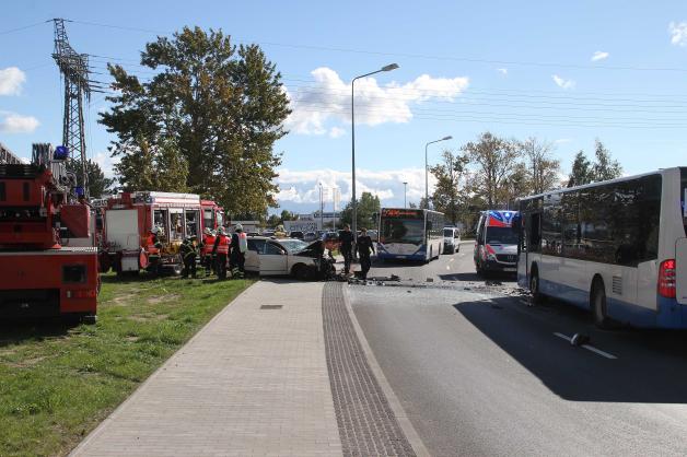 Acht Verletzte bei Frontalcrash zwischen Taxi und Bus in Rostock