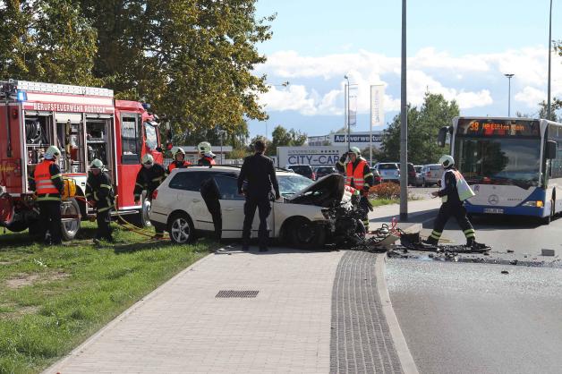 Acht Verletzte bei Frontalcrash zwischen Taxi und Bus in Rostock