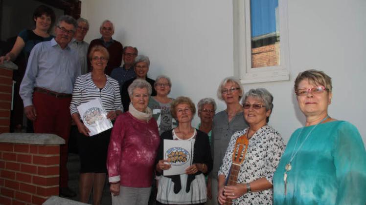Jubilarin Astrid Voß (r.) mit Christiane Bartels, Brigitte Nielsen, Marlis Adrian, Hildi Lau, Ingeborg Regenthal, Ingrid Kaulitz, Astrid und Gernot Schumann, Gisela Hieronymus, Jörg Bludau, Hans-Joachim Bludau, Hartmut Voß und Andrea Werner Jubilarin Astrid Voß (r.) mit Christiane Bartels, Brigitte Nielsen, Marlis Adrian, Hildi Lau, Ingeborg Regenthal, Ingrid Kaulitz, Astrid und Gernot Schumann, Gisela Hieronymus, Jörg Bludau, Hans-Joachim Bludau, Hartmut Voß und Andrea Werner