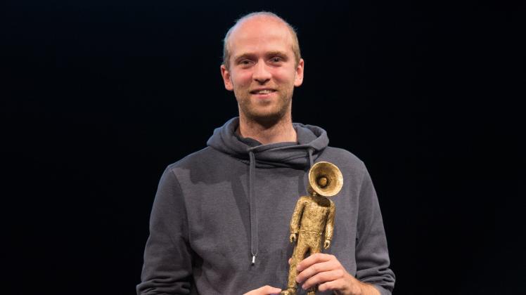 Marten Blankesteijn bekommt den „scoop Award“ für einen digitalen Kiosk.