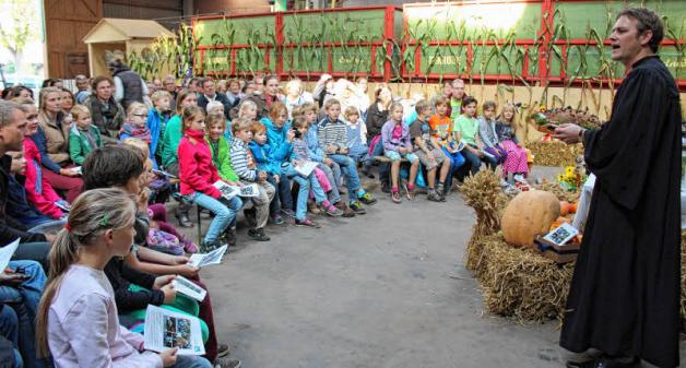Den besonderen Familiengottesdienst hält Bargteheides Pastor Jan Roßmanek. Beginn ist am Sonntag um 11.30 Uhr. Den besonderen Familiengottesdienst hält Bargteheides Pastor Jan Roßmanek. Beginn ist am Sonntag um 11.30 Uhr.