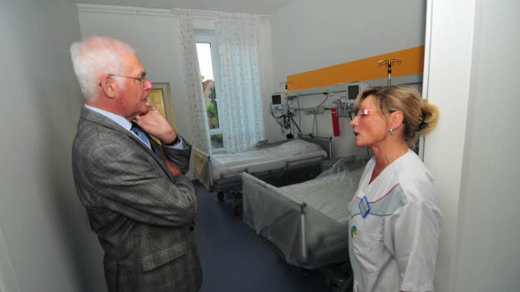 Aufnahmestationsleiterin Mariola Anders erklärt dem Präsidenten des DRK Landesverbandes Henning Kramer die neuen Patientenräume.