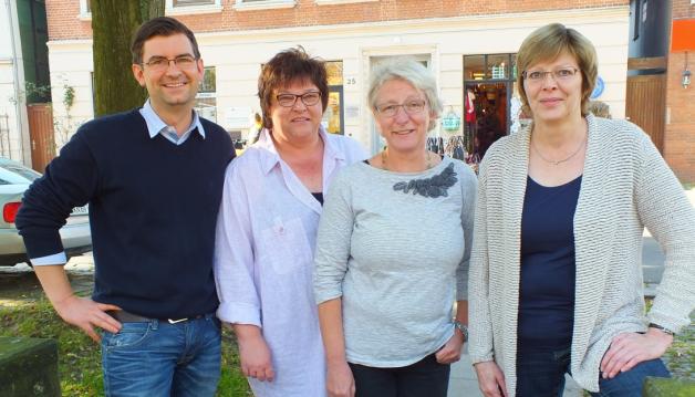 Freuen sich am Sonntag auf viel Besuch in der Glückstädter Geschäftsstelle (von links) Delf Gravert, Carmen Lingnau, Heike Appel und Christine Reimers. 