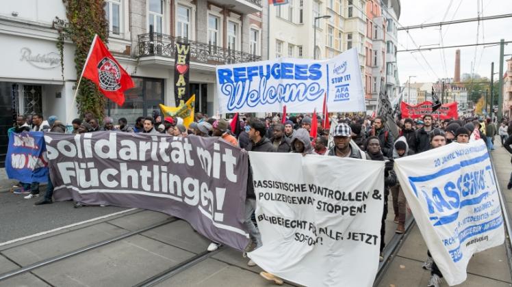 Schon im Oktober vergangenen Jahres gingen rund 1200 Menschen auf Rostocks Straßen und demonstrierten für bessere Bedingungen für Flüchtlinge.