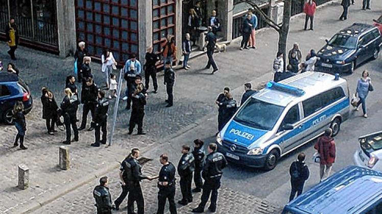 Die Polizei schlichtete den Streit vor dem Standesamt in Kiel. Foto: shz