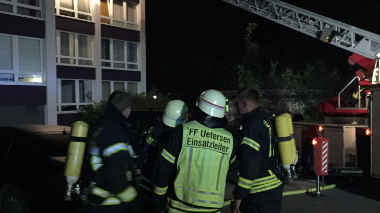 35 Feuerwehrleute waren bei dem Feuer im Mehrfamilienhaus in Uetersen im Einsatz.